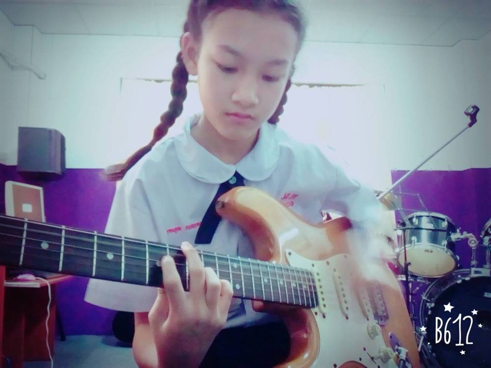 เห็นเเบบนี้เล่นกีต้าร์เก่งมากๆ