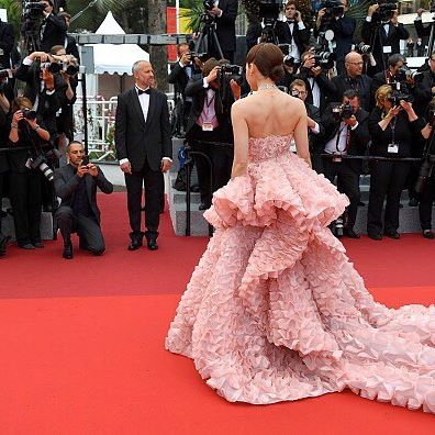 ‪#&lrm;QueenOfCannes‬