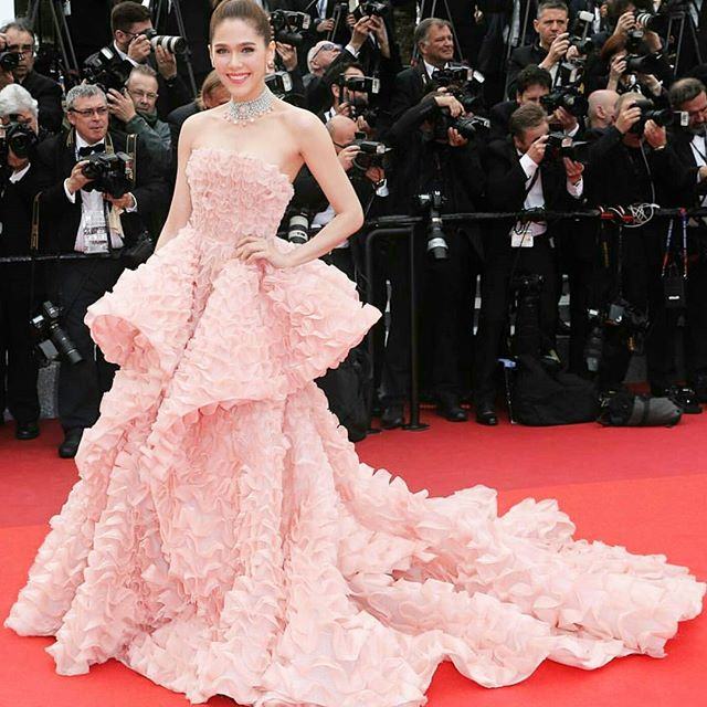 ‪#&lrm;QueenOfCannes‬