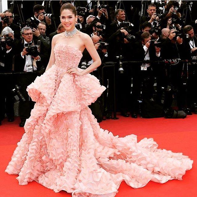 ‪#&lrm;QueenOfCannes‬