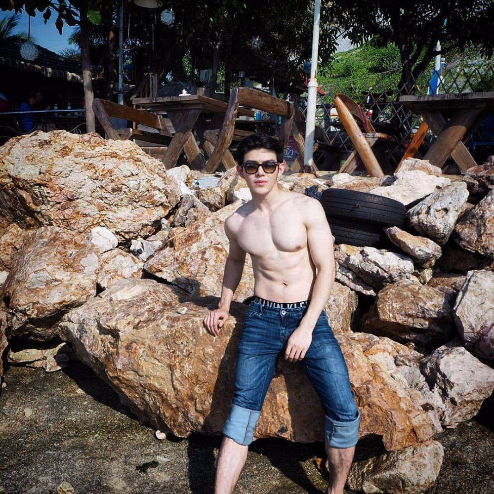 คลุกกับข้าวเที่ยง