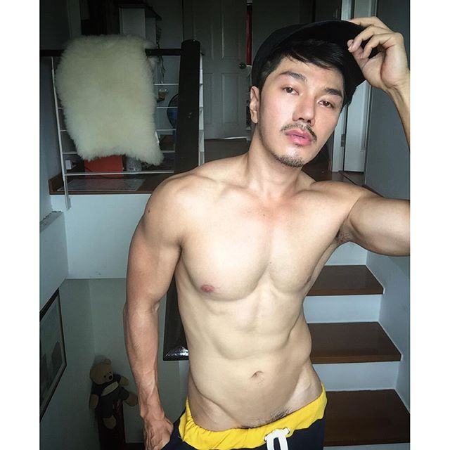 ภาพแซ่บจาก เพจ Facebook : รวมหนุ่มหล่อน่ารัก - เกย์ ที่แซ่บจนน้ำต้องเดิน [2]