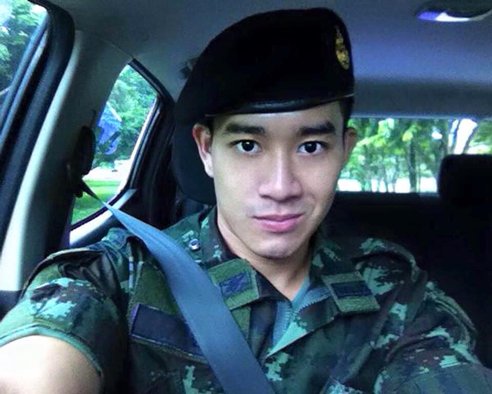 หล่อในเครื่องแบบ...ขอได้มั๊ยอยาก อมของหลวง
