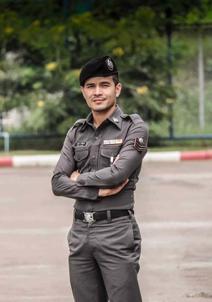 หล่อในเครื่องแบบ...ขอได้มั๊ยอยาก อมของหลวง