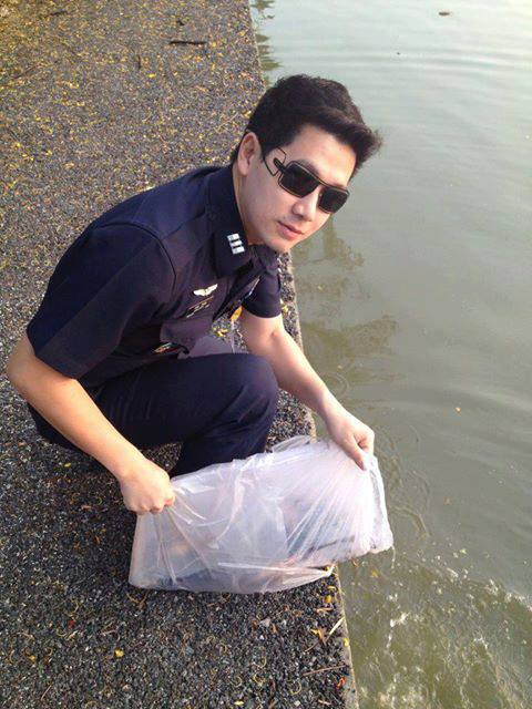 หล่อในเครื่องแบบ...ขอได้มั๊ยอยาก อมของหลวง