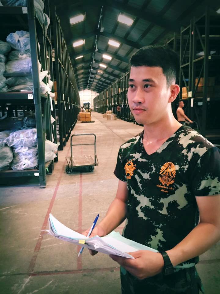 หล่อในเครื่องแบบ...ขอได้มั๊ยอยาก อมของหลวง