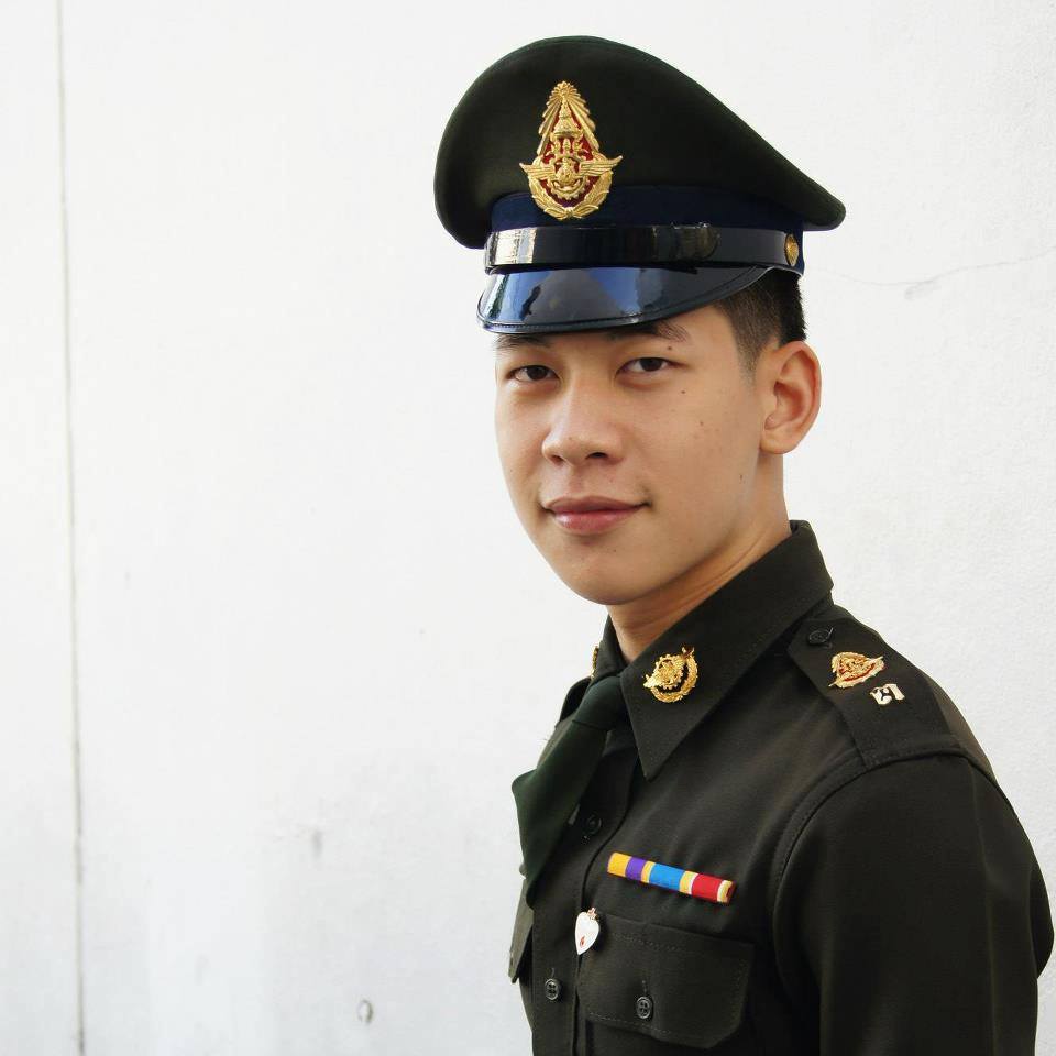 หล่อในเครื่องแบบ...ขอได้มั๊ยอยาก อมของหลวง