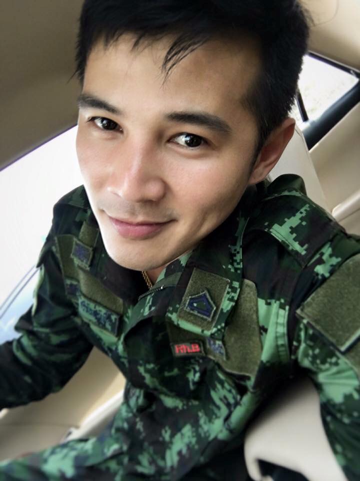 หล่อในเครื่องแบบ...ขอได้มั๊ยอยาก อมของหลวง