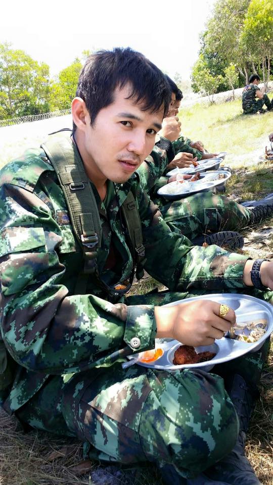 หล่อในเครื่องแบบ...ขอได้มั๊ยอยาก อมของหลวง