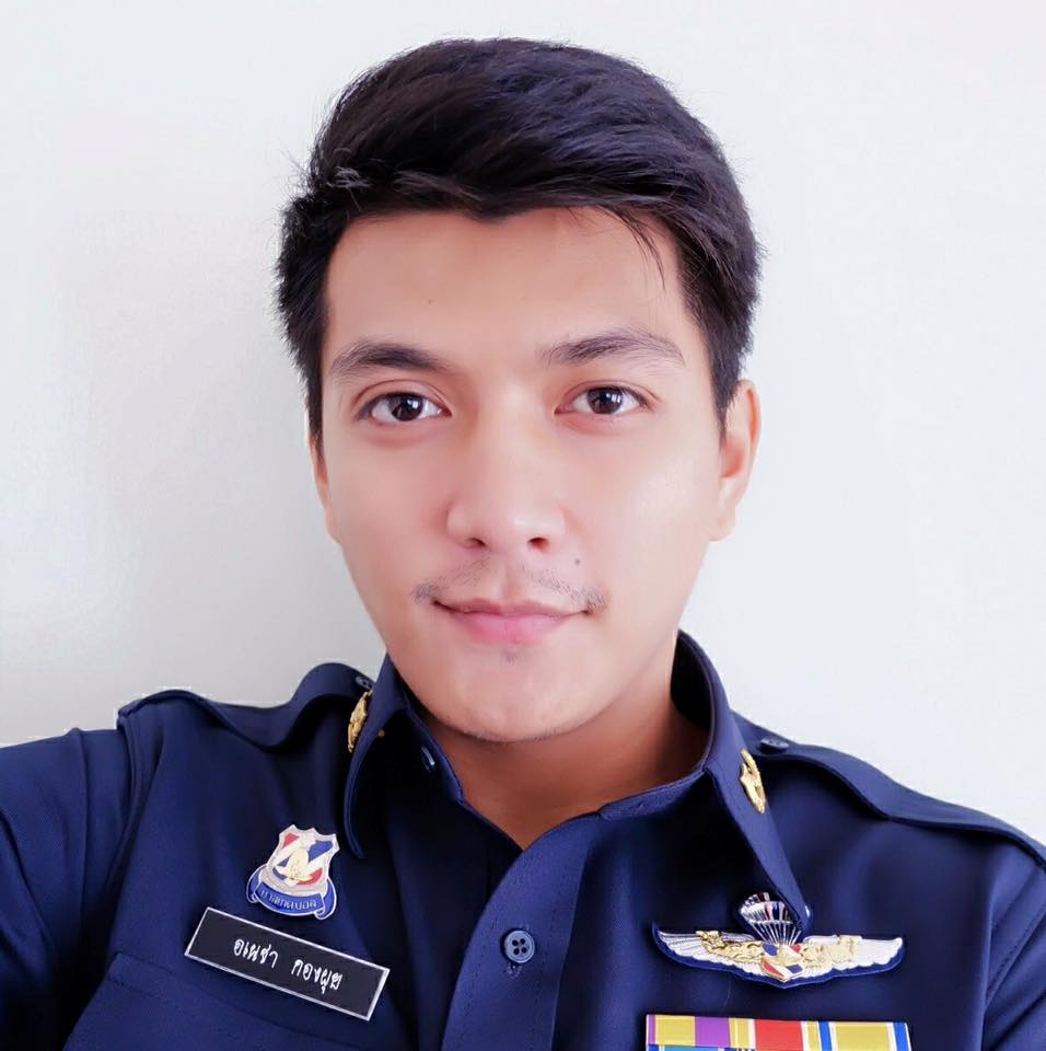 หล่อในเครื่องแบบ...ขอได้มั๊ยอยาก อมของหลวง