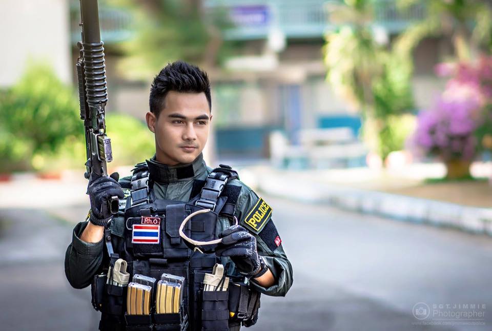 หล่อในเครื่องแบบ...ขอได้มั๊ยอยาก อมของหลวง
