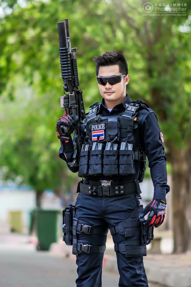 หล่อในเครื่องแบบ...ขอได้มั๊ยอยาก อมของหลวง