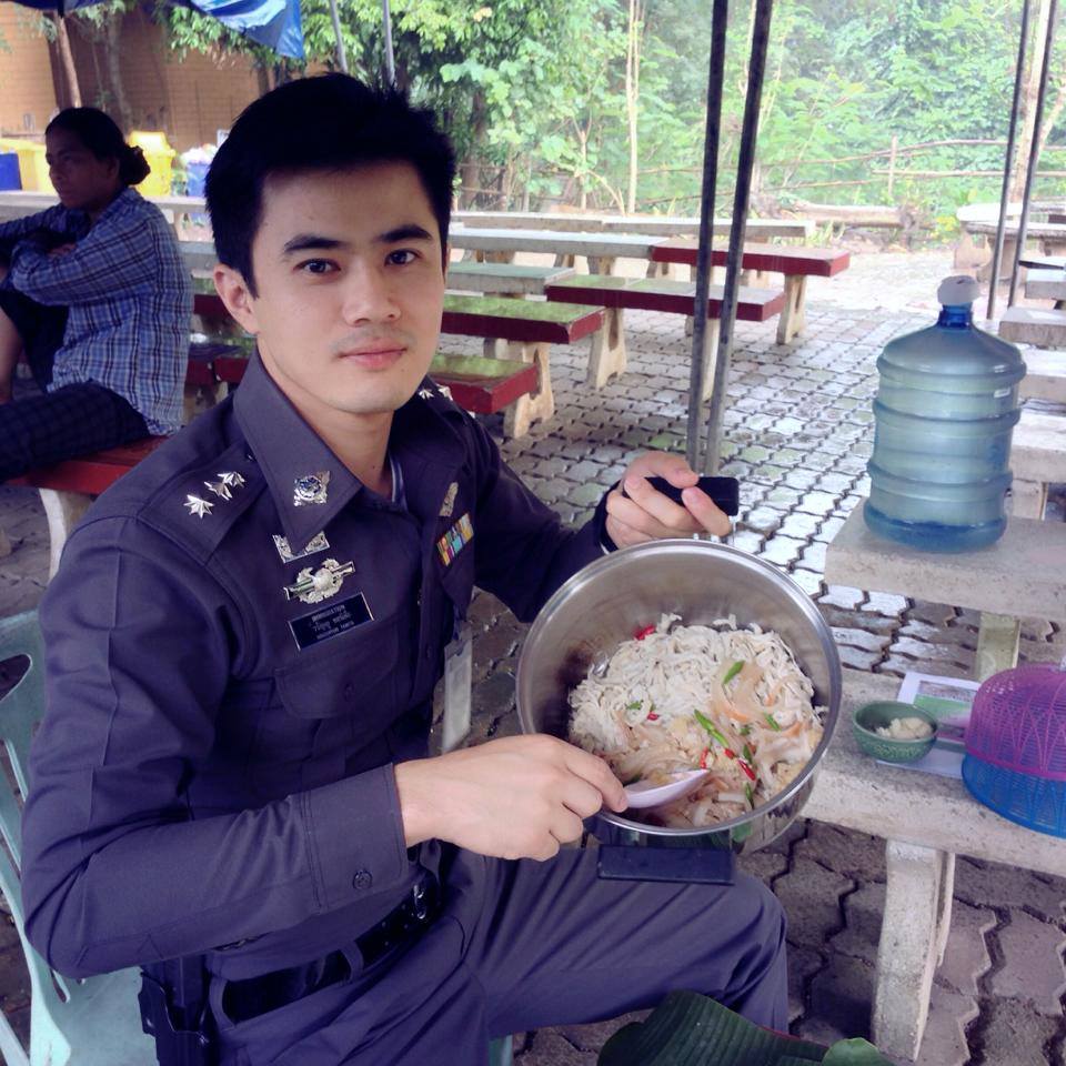 หล่อในเครื่องแบบ...ขอได้มั๊ยอยาก อมของหลวง