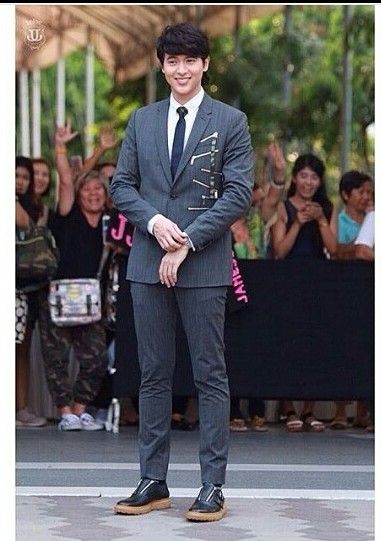 เจมส์ จิรายุ ร่วมเดินพรมสีม่วงในงาน Nine Entertain Awards 2016