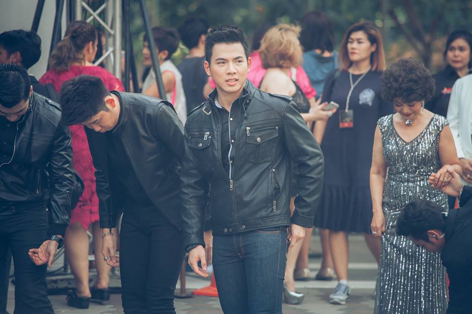 เจ้าชายมือใหม่เดินพรมม่วงงานไนน์เอนเตอร์เทนส์ 2016
