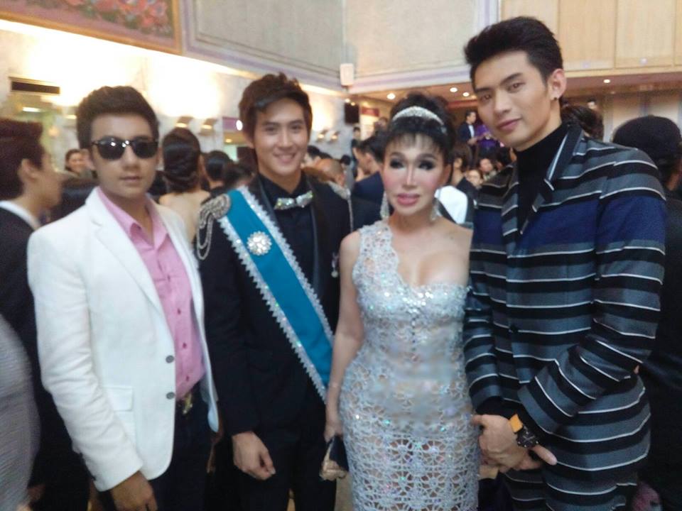 เจ้าชายมือใหม่เดินพรมม่วงงานไนน์เอนเตอร์เทนส์ 2016
