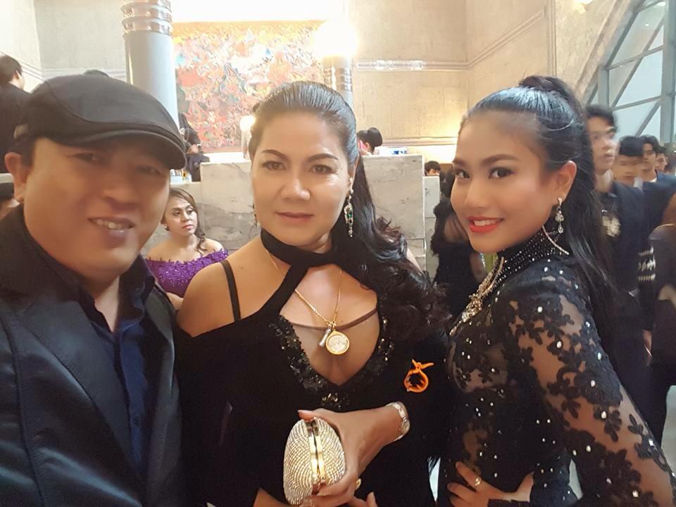 เจ้าชายมือใหม่เดินพรมม่วงงานไนน์เอนเตอร์เทนส์ 2016
