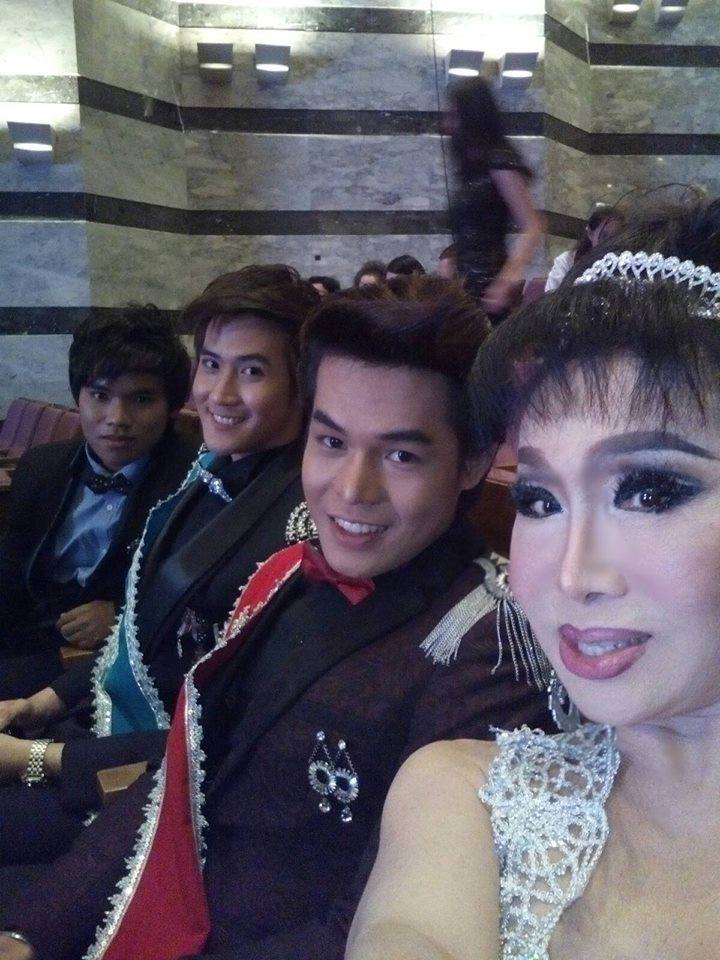 เจ้าชายมือใหม่เดินพรมม่วงงานไนน์เอนเตอร์เทนส์ 2016