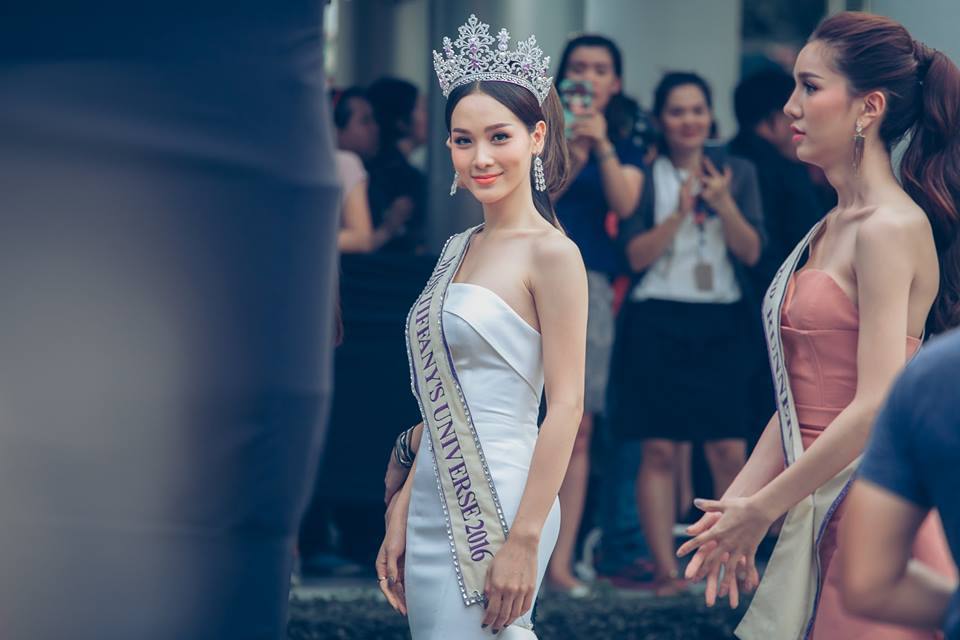 เจ้าชายมือใหม่เดินพรมม่วงงานไนน์เอนเตอร์เทนส์ 2016