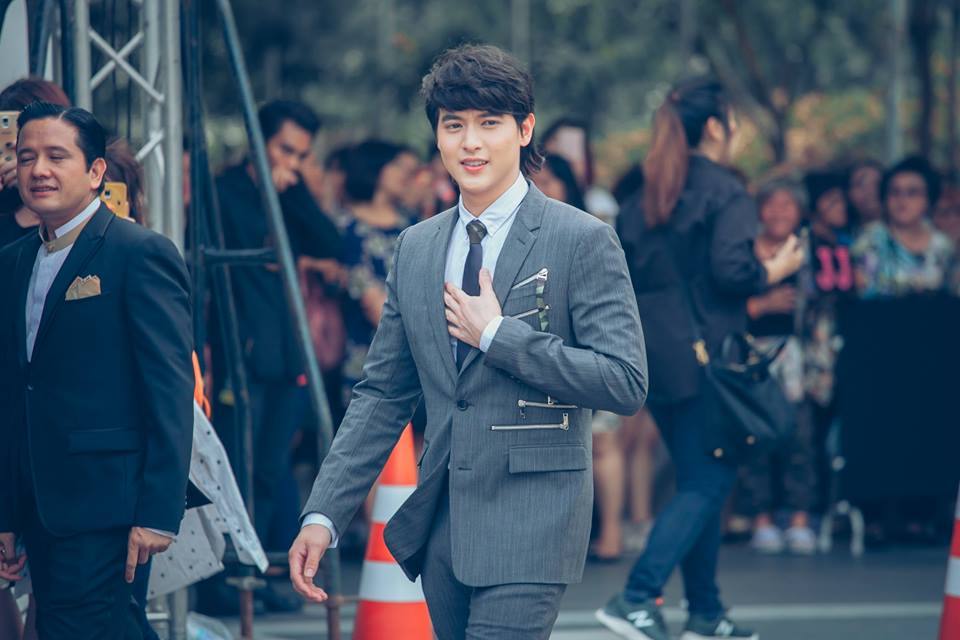 เจ้าชายมือใหม่เดินพรมม่วงงานไนน์เอนเตอร์เทนส์ 2016