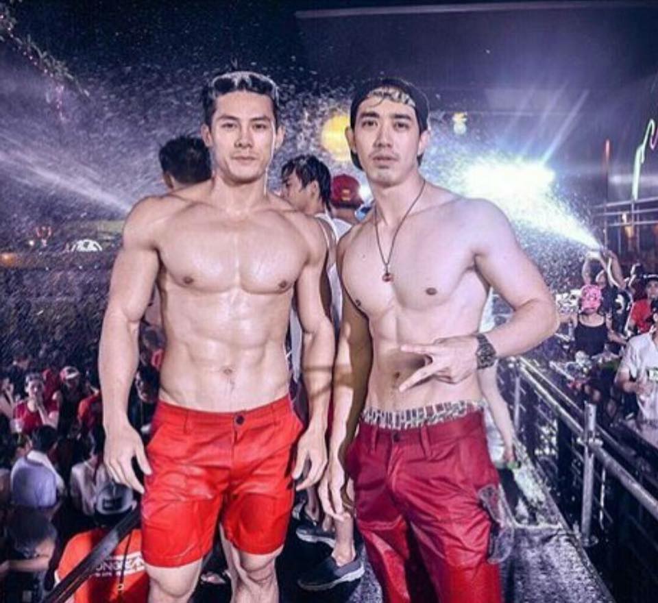 เลียแฉะๆ