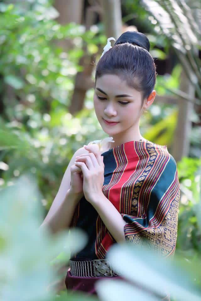 เอาสาวลาวมาฝากผู้บ่าวไทย ສາວລາວ