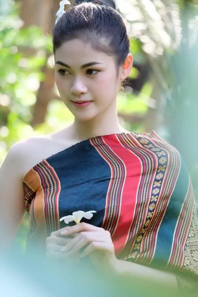 เอาสาวลาวมาฝากผู้บ่าวไทย ສາວລາວ