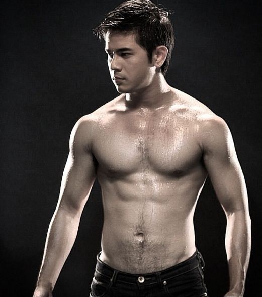 รวมภาพความหล่อล่ำของ &ldquo;นิว นริศสันต์&rdquo; จาก &ldquo;ลูกผู้ชายเลือดเดือด&rdquo; หน้าตาก็ดี แถมกล้ามก็แน่นเวอร์!!