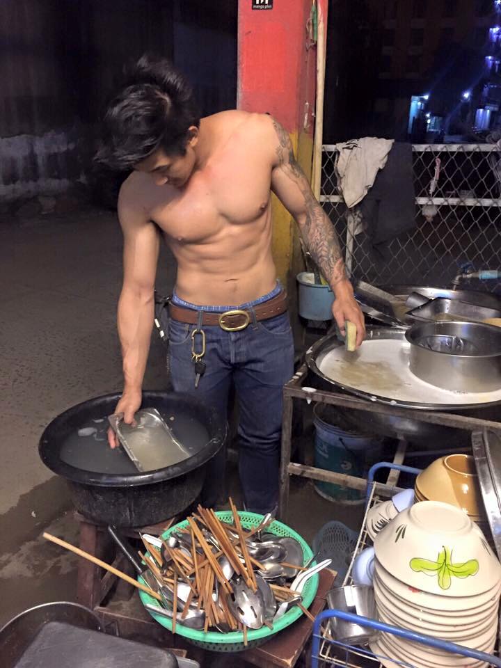 แชร์สนั่น! พ่อค้าแซ่บร้านโจ๊กพระนคร หน้ามหาวิทยาลัยพะเยา หล่อล่ำกล้ามแน่นแซ่บเวอร์!