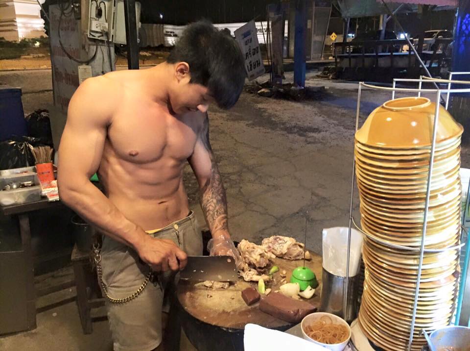 แชร์สนั่น! พ่อค้าแซ่บร้านโจ๊กพระนคร หน้ามหาวิทยาลัยพะเยา หล่อล่ำกล้ามแน่นแซ่บเวอร์!