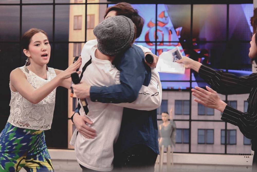 กอดกันไปนานๆนะ. เต๋าคชา