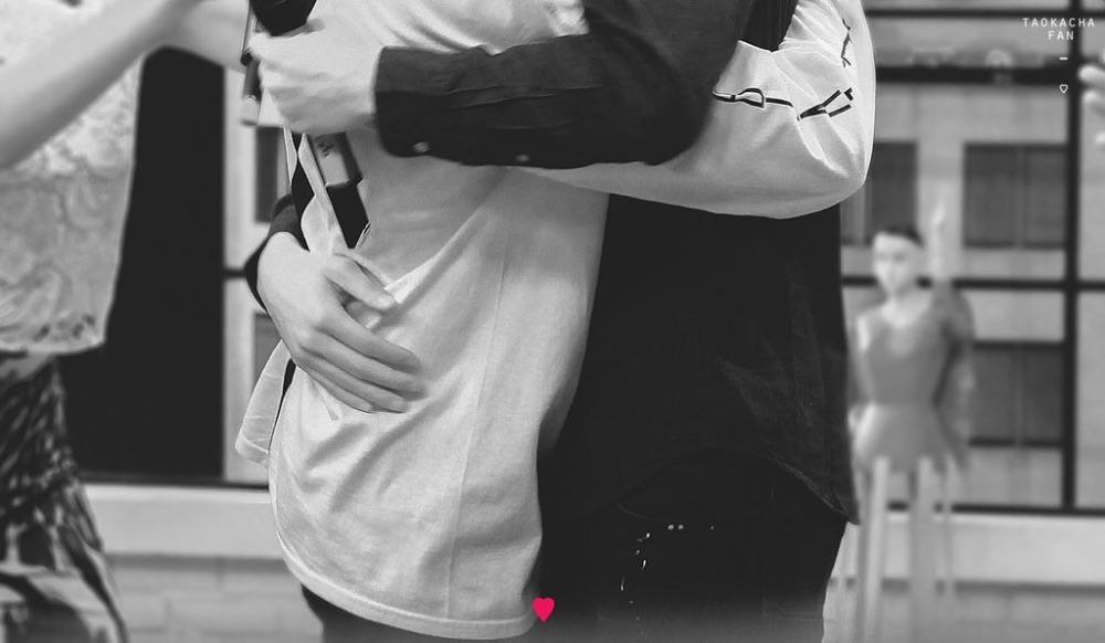 กอดกันไปนานๆนะ. เต๋าคชา