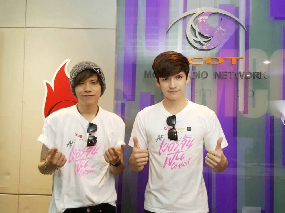 กอดกันไปนานๆนะ. เต๋าคชา