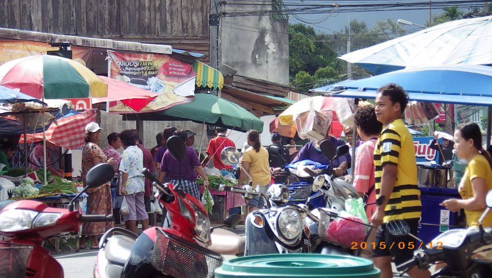 ตลาดนัดบ.จันดี ที่แยกบ.จันดี ตอนบ่าย วันอังคาร
