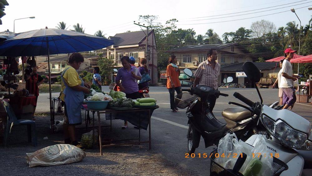 ตลาดนัดบ.จันดี ที่แยกบ.จันดี ตอนบ่าย วันอังคาร