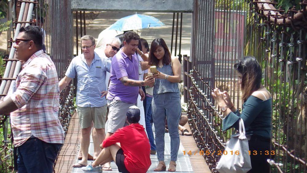 ตรงกลางสะพาน รับคนได้ ๓๐ คน