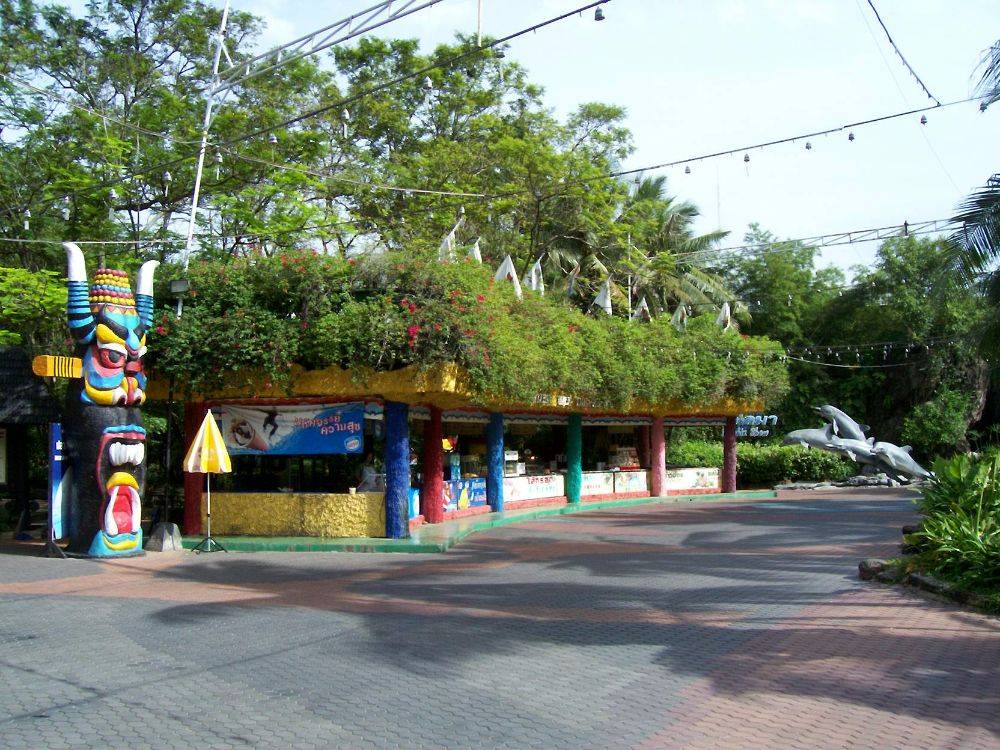 ปี ค.ศ.2005 จุดขายอาหาร ใกล้เวทีโลมา