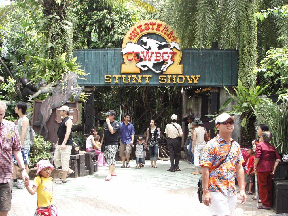 ปี ค.ศ.2005 หน้าทางเข้าเวทีสตั้น