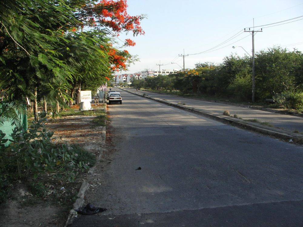 ถนนปัญญาอินทรา ปี ค.ศ.2005 ใกล้แยกลำกะโหลก