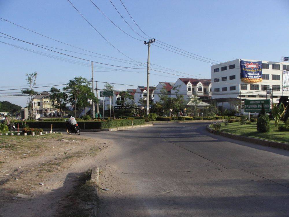 แยกลำกะโหลก ถนนปัญญาอินทรา ขาออก