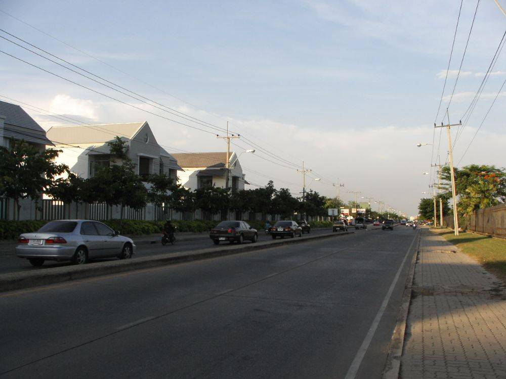 ถนนปัญญาอินทรา ปี ค.ศ.2005 ช่วงผ่านสนามกอร์ฟปัญญา