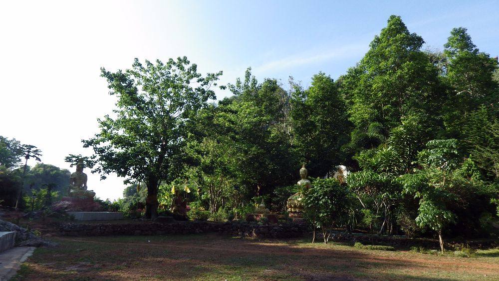 ลานธรรมชาติ ที่ราบกว้าง หน้าถ้ำ
