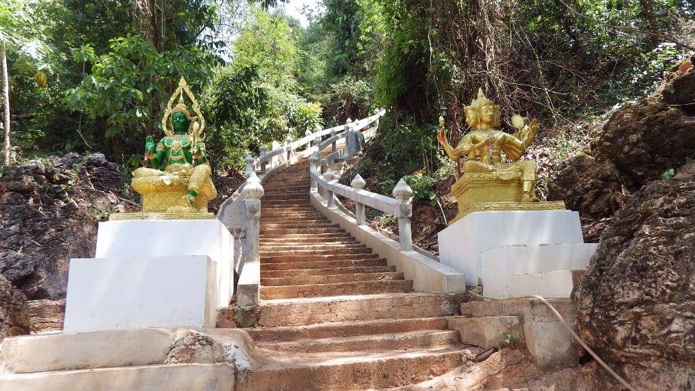 จากด้านใน มาอุโบสถใหม่