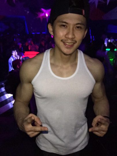 ตี๋โชว์หุ่น