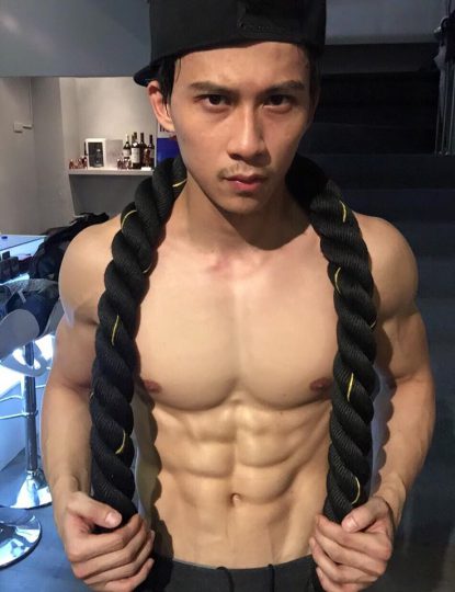 ตี๋โชว์หุ่น