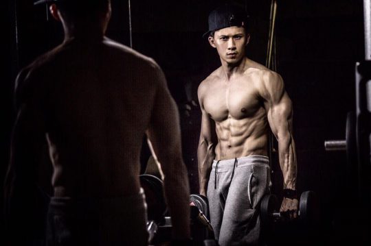 ตี๋โชว์หุ่น