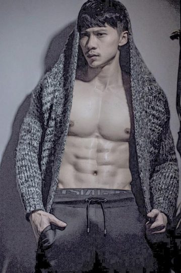 ตี๋โชว์หุ่น