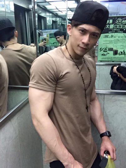 ตี๋โชว์หุ่น