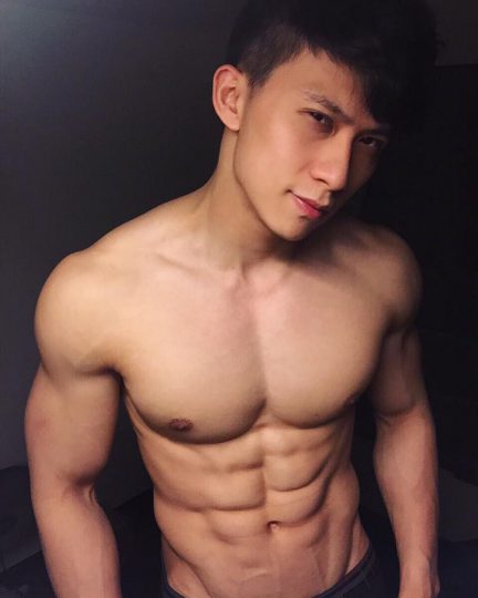 ตี๋โชว์หุ่น