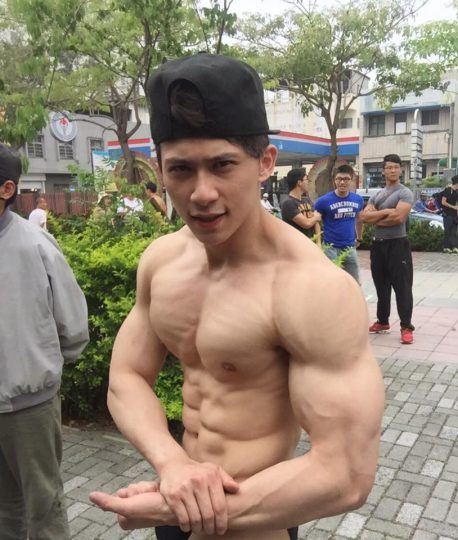 ตี๋โชว์หุ่น